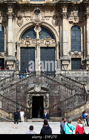 Les touristes devant l'entrée principale sur la façade ouest de la cathédrale , Praza do Obradoiro , Santiago de Compostela , Galice , Espagne Banque D'Images