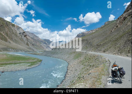 Bike se repose près de la rivière sur la route de Srinagar- Leh après Zozi la Pass Banque D'Images