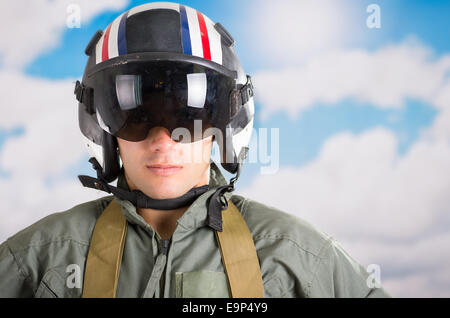 Portrait de jeune pilote portant casque avec un fond de ciel Banque D'Images