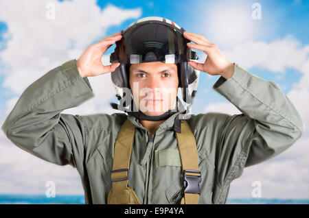 Portrait de jeune pilote portant casque avec un fond de ciel Banque D'Images