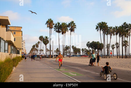 Les gens patiner la marche et faire du vélo sur la célèbre piste cyclable de Santa Monica, où il se réunit promenade de Venice, en Californie Banque D'Images