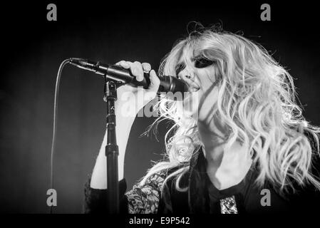 Toronto, Ontario, Canada. 30Th Oct, 2014. TAYLOR MOMSEN, leader pour le groupe de rock "The Pretty Reckless" effectue au Sound Academy de Toronto. Crédit : Igor/Vidyashev ZUMA Wire/Alamy Live News Banque D'Images