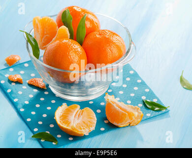 Mandarines dans bol en verre. Selective focus Banque D'Images