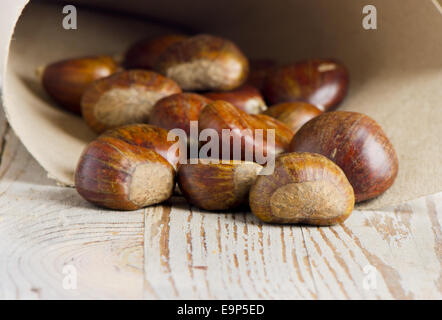 Châtaignes sur table en bois. selective focus Banque D'Images