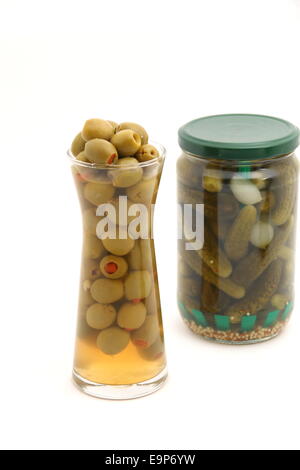 Olives vertes un isolé sur fond blanc Banque D'Images