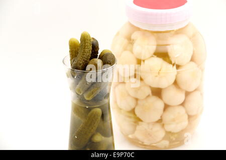 Cornichon dans un bocal en verre isolé sur fond blanc. Banque D'Images