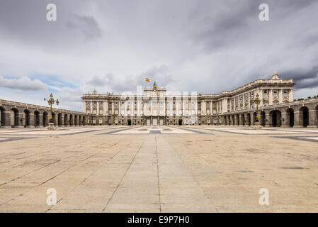 Palais Royal (Palacio Real) contre un ciel nuageux à Madrid, Espagne Banque D'Images