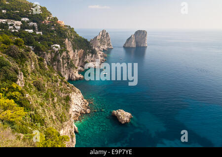 Belle vue sur Capri, Faraglioni et la mer bleue Banque D'Images