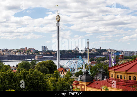 Vue sur Grona Lund foire et archipel de Stockholm à partir de plein air de Skansen en été Banque D'Images