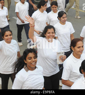 New Delhi, Inde. 31 octobre, 2014. Les gens participent à la 'Run pour l'unité" à l'occasion de l'anniversaire de naissance de Sardar Vallabhbhai Patel, l'un des pères fondateurs de la République indienne, à New Delhi, Inde, le 31 octobre 2014. © Partha Sarkar/Xinhua/Alamy Live News Banque D'Images