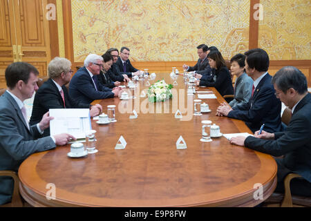 Séoul, Corée du Sud. 31 octobre, 2014. Le ministre allemand des affaires étrangères, Frank-Walter STEINMEIER (SPD,3RD-L) rencontre le président sud-coréen Park Geun-hye (3e R) à Séoul, Corée du Sud, le 31 octobre 2014. Dpa : Crédit photo alliance/Alamy Live News Banque D'Images