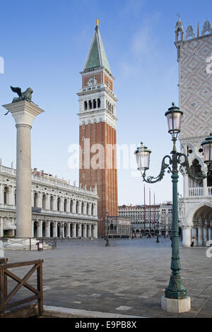 View of city square avec Lion de Saint Marc sur la colonne et la cathédrale catholique de clocher, Leone di San Marco, la Campanile, la Basilique Saint Marc, La Piazzetta San Marco, San Marco, Venise, Vénétie, Italie, mai Banque D'Images