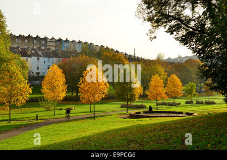 Le parc Victoria, Bedminster, Bristol, Royaume-Uni. 31 octobre, 2014. Chaud et ensoleillé à pied à travers le parc Victoria à Bristol au dernier jour d'octobre. Crédit : Robert Timoney/Alamy Live News Banque D'Images