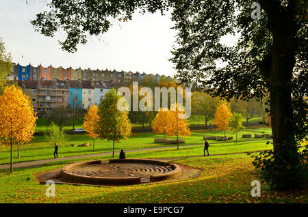 Le parc Victoria, Bedminster, Bristol, Royaume-Uni. 31 octobre, 2014. Chaud et ensoleillé à pied à travers le parc Victoria à Bristol au dernier jour d'octobre. Crédit : Robert Timoney/Alamy Live News Banque D'Images