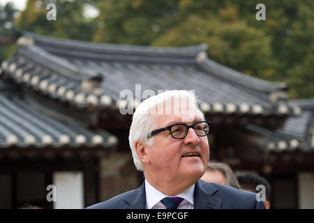 Séoul, Corée du Sud. 31 octobre, 2014. Le ministre allemand des affaires étrangères, Frank-Walter STEINMEIER (SPD) visite le palais Changdeokgung historique à Séoul, Corée du Sud, le 31 octobre 2014. Dpa : Crédit photo alliance/Alamy Live News Banque D'Images