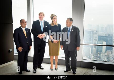 Tokyo, Japon. 31 octobre, 2014. Le roi Willem-Alexander (2L) et de la Reine Maxima des Pays-Bas posent avec l'ancien Premier Ministre japonais Yoshiro Mori (L), qui est devenu le comité d'organisation de Tokyo 2020, le président et M. Fujio Mitarai, président d'honneur de Tokyo 2020 assister à la restauration et tourisme conférence au Forum Toranomon Hills à Tokyo, Japon, 31 octobre 2014. Roi des Pays-Bas et de la reine visite le Japon pour une visite d'Etat de trois jours du 29 au 31 octobre. © AFP PHOTO alliance/Alamy Live News Crédit : afp photo alliance/Alamy Live News Banque D'Images