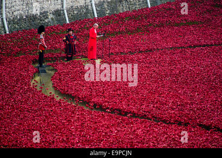 Londres, Royaume-Uni. 30Th Oct, 2014. Dernier message par du sang a balayé les terres et les mers de rouge - Les noms des morts sont lus et un clairon dernier message au milieu d'une mer de coquelicots en céramique - ils forment une oeuvre dans les douves de la Tour de Londres à l'occasion du centenaire de la première guerre mondiale. Ils ont été créés par la société commerciale Paul Cummins céramique, un véhicule de l'artiste. Tour de Londres, 30 Oct 2014. Crédit : Guy Bell/Alamy Live News Banque D'Images