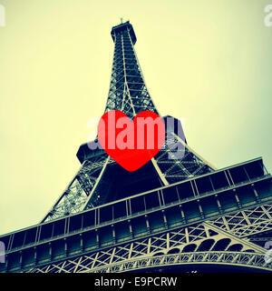 Une photo de la Tour Eiffel à Paris, France, avec un effet rétro, avec une icône en forme de cœur comme les comme les boutons utilisés dans Rés. sociaux Banque D'Images