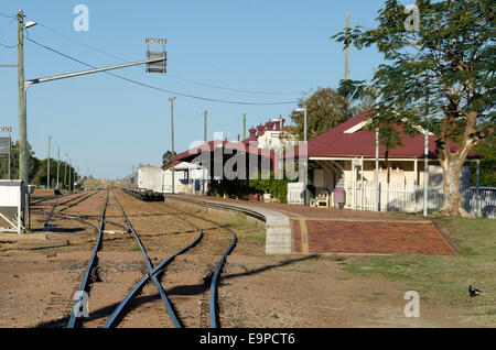 Les lignes de chemin de fer menant à la gare ferroviaire historique, Longreach, Queensland, Australie Banque D'Images