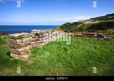 Ruines de l'Alun de pointe basse travaille à Ravenscar Yorkshire Coast Angleterre Banque D'Images