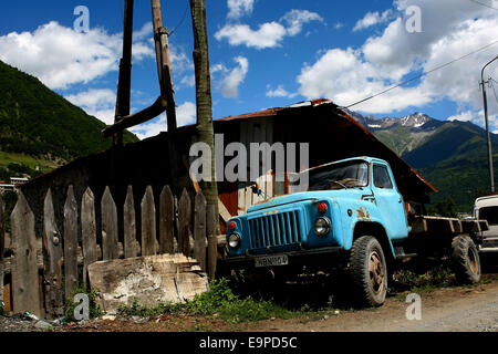 Vieux camion russe bleu.Géorgie Caucase,europe, Banque D'Images