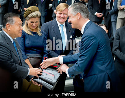 Tokyo, Japon. 31 octobre, 2014. Le roi Willem-Alexander (2e R) et de la Reine Maxima des Pays-Bas avec l'ancien Premier Ministre japonais Yoshiro Mori (L), qui devint le Tokyo 2020 président du comité d'organisation, de participer à la restauration et tourisme conférence au Forum Toranomon Hills à Tokyo, Japon, 31 octobre 2014. Roi des Pays-Bas et de la reine visite le Japon pour une visite d'Etat de trois jours du 29 au 31 octobre. Dpa : Crédit photo alliance/Alamy Live News Banque D'Images