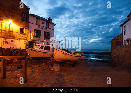 Les bateaux de pêche à quai à Robin Hoods Bay avant l'aube Yorkshire Coast Angleterre Banque D'Images