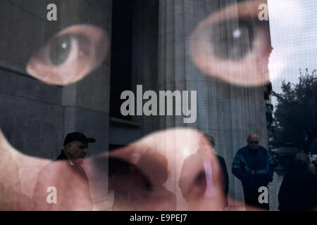 Thessalonique, Grèce. 31 octobre, 2014. Les porteurs d'manifestation devant la Banque de Grèce comme vu par une bannière représentant une caricature de la vice-Premier Ministre et Ministre des affaires étrangères Evangelos Venizelos. À l'occasion de l'épargne mondiale Journée environ 50 petits obligataires qui ont subi des pertes importantes au cours de l'énorme dette publique radiation sur 2012, affirment avoir été trompés par le gouvernement et demandent une indemnisation. Thessalonique, Grèce le 31 octobre 2014. Credit : Konstantinos Tsakalidis/Alamy Live News Banque D'Images