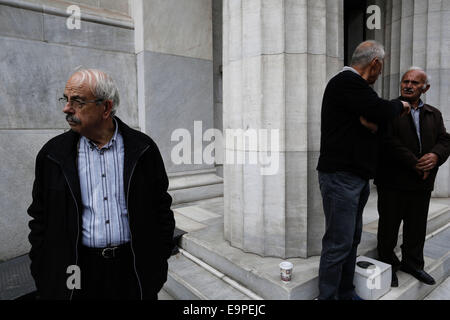 Thessalonique, Grèce. 31 octobre, 2014. Les porteurs d'manifestation devant la Banque de Grèce. À l'occasion de l'épargne mondiale Journée environ 50 petits obligataires qui ont subi des pertes importantes au cours de l'énorme dette publique radiation sur 2012, affirment avoir été trompés par le gouvernement et demandent une indemnisation. Thessalonique, Grèce le 31 octobre 2014. Credit : Konstantinos Tsakalidis/Alamy Live News Banque D'Images