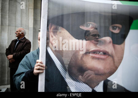 Thessalonique, Grèce. 31 octobre, 2014. Une vieille petite bondholder détient une bannière avec une caricature de la vice-Premier Ministre et Ministre des affaires étrangères Evangelos Venizelos. À l'occasion de l'épargne mondiale Journée environ 50 petits obligataires qui ont subi des pertes importantes au cours de l'énorme dette publique radiation sur 2012, affirment avoir été trompés par le gouvernement et demandent une indemnisation. Thessalonique, Grèce le 31 octobre 2014. Credit : Konstantinos Tsakalidis/Alamy Live News Banque D'Images