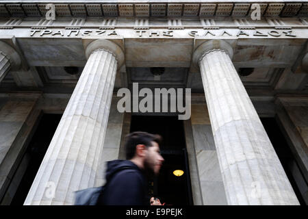 Thessalonique, Grèce. 31 octobre, 2014. Un homme passe devant la direction générale de la Banque de Grèce à Thessalonique, en Grèce. À l'occasion de l'épargne mondiale Journée environ 50 petits obligataires qui ont subi des pertes importantes au cours de l'énorme dette publique radiation sur 2012, affirment avoir été trompés par le gouvernement et demandent une indemnisation. Thessalonique, Grèce le 31 octobre 2014. Credit : Konstantinos Tsakalidis/Alamy Live News Banque D'Images