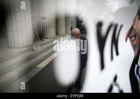 Thessalonique, Grèce. 31 octobre, 2014. Une vieille petite marche dernières détenteurs d'une bannière représentant le Premier Ministre grec Antonis Samaras. À l'occasion de l'épargne mondiale Journée environ 50 petits obligataires qui ont subi des pertes importantes au cours de l'énorme dette publique radiation sur 2012, affirment avoir été trompés par le gouvernement et demandent une indemnisation. Thessalonique, Grèce le 31 octobre 2014. Credit : Konstantinos Tsakalidis/Alamy Live News Banque D'Images