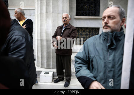 Thessalonique, Grèce. 31 octobre, 2014. Les porteurs d'manifestation devant la Banque de Grèce. À l'occasion de l'épargne mondiale Journée environ 50 petits obligataires qui ont subi des pertes importantes au cours de l'énorme dette publique radiation sur 2012, affirment avoir été trompés par le gouvernement et demandent une indemnisation. Thessalonique, Grèce le 31 octobre 2014. Credit : Konstantinos Tsakalidis/Alamy Live News Banque D'Images