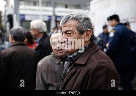 Thessalonique, Grèce. 31 octobre, 2014. Les porteurs d'manifestation devant la Banque de Grèce. À l'occasion de l'épargne mondiale Journée environ 50 petits obligataires qui ont subi des pertes importantes au cours de l'énorme dette publique radiation sur 2012, affirment avoir été trompés par le gouvernement et demandent une indemnisation. Thessalonique, Grèce le 31 octobre 2014. Credit : Konstantinos Tsakalidis/Alamy Live News Banque D'Images