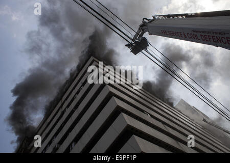 Dhaka, Bangladesh. 31 octobre, 2014. Un terrible incendie s'est déclaré dans le bureau du Bangla Desh Amar quotidien national installé au Bangladesh et en acier Engineering Corporation (CEMN) bâtiment dans la capitale le service incendie Kawran Bazar.sources, un total de 20 unités de lutte contre l'incendie accouru sur les lieux, et s'efforcent de rendre l'incendie sous contrôle.Plus tôt on Fév 26, 2007, les bureaux de 10 institutions y compris unités de médias la NTV, RTV et Amar Desh ont été détruits dans un incendie dans le même bâtiment. Zakir Hossain Chowdhury Crédit : Fil/ZUMA/Alamy Live News Banque D'Images