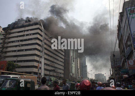 Dhaka, Bangladesh. 31 octobre, 2014. Un terrible incendie s'est déclaré dans le bureau du Bangla Desh Amar quotidien national installé au Bangladesh et en acier Engineering Corporation (CEMN) bâtiment dans la capitale le service incendie Kawran Bazar.sources, un total de 20 unités de lutte contre l'incendie accouru sur les lieux, et s'efforcent de rendre l'incendie sous contrôle.Plus tôt on Fév 26, 2007, les bureaux de 10 institutions y compris unités de médias la NTV, RTV et Amar Desh ont été détruits dans un incendie dans le même bâtiment. Zakir Hossain Chowdhury Crédit : Fil/ZUMA/Alamy Live News Banque D'Images