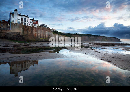 Robin Hoods Bay à l'aube de la côte du Yorkshire en Angleterre Banque D'Images