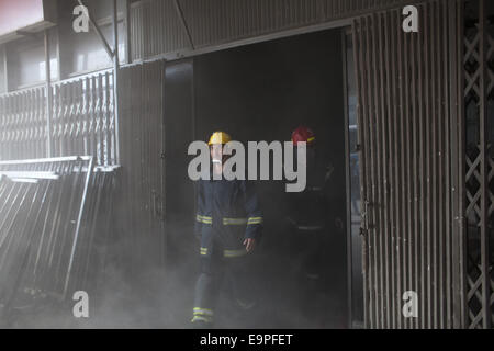 Dhaka, Bangladesh. 31 octobre, 2014. Un terrible incendie s'est déclaré dans le bureau du Bangla Desh Amar quotidien national installé au Bangladesh et en acier Engineering Corporation (CEMN) bâtiment dans la capitale le service incendie Kawran Bazar.sources, un total de 20 unités de lutte contre l'incendie accouru sur les lieux, et s'efforcent de rendre l'incendie sous contrôle.Plus tôt on Fév 26, 2007, les bureaux de 10 institutions y compris unités de médias la NTV, RTV et Amar Desh ont été détruits dans un incendie dans le même bâtiment. Zakir Hossain Chowdhury Crédit : Fil/ZUMA/Alamy Live News Banque D'Images