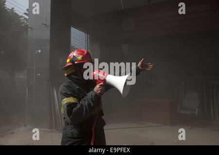 Dhaka, Bangladesh. 31 octobre, 2014. Un terrible incendie s'est déclaré dans le bureau du Bangla Desh Amar quotidien national installé au Bangladesh et en acier Engineering Corporation (CEMN) bâtiment dans la capitale le service incendie Kawran Bazar.sources, un total de 20 unités de lutte contre l'incendie accouru sur les lieux, et s'efforcent de rendre l'incendie sous contrôle.Plus tôt on Fév 26, 2007, les bureaux de 10 institutions y compris unités de médias la NTV, RTV et Amar Desh ont été détruits dans un incendie dans le même bâtiment. Zakir Hossain Chowdhury Crédit : Fil/ZUMA/Alamy Live News Banque D'Images