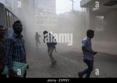 Dhaka, Bangladesh. 31 octobre, 2014. Un terrible incendie s'est déclaré dans le bureau du Bangla Desh Amar quotidien national installé au Bangladesh et en acier Engineering Corporation (CEMN) bâtiment dans la capitale le service incendie Kawran Bazar.sources, un total de 20 unités de lutte contre l'incendie accouru sur les lieux, et s'efforcent de rendre l'incendie sous contrôle.Plus tôt on Fév 26, 2007, les bureaux de 10 institutions y compris unités de médias la NTV, RTV et Amar Desh ont été détruits dans un incendie dans le même bâtiment. Zakir Hossain Chowdhury Crédit : Fil/ZUMA/Alamy Live News Banque D'Images