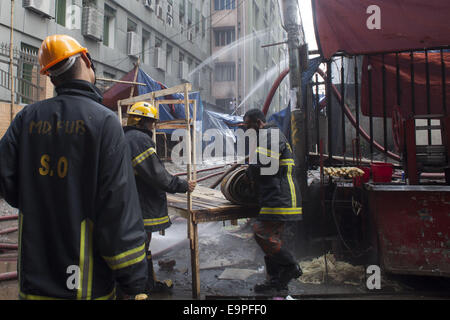 Dhaka, Bangladesh. 31 octobre, 2014. Un terrible incendie s'est déclaré dans le bureau du Bangla Desh Amar quotidien national installé au Bangladesh et en acier Engineering Corporation (CEMN) bâtiment dans la capitale le service incendie Kawran Bazar.sources, un total de 20 unités de lutte contre l'incendie accouru sur les lieux, et s'efforcent de rendre l'incendie sous contrôle.Plus tôt on Fév 26, 2007, les bureaux de 10 institutions y compris unités de médias la NTV, RTV et Amar Desh ont été détruits dans un incendie dans le même bâtiment. Zakir Hossain Chowdhury Crédit : Fil/ZUMA/Alamy Live News Banque D'Images