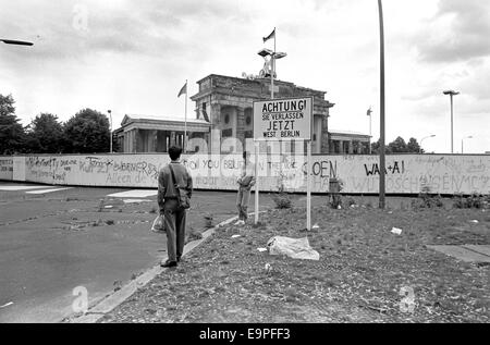 Les passants sont devant le Mur de Berlin et de la porte de Brandebourg à Berlin, Allemagne, 17 juin 1987. Photo : Wolfgang Kumm/dpa Banque D'Images