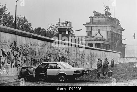 Une voiture détruite se place en avant du mur de Berlin à la porte de Brandebourg à Berlin, Allemagne, 18 septembre 1987. Photo : Wolfgang Kumm/dpa Banque D'Images