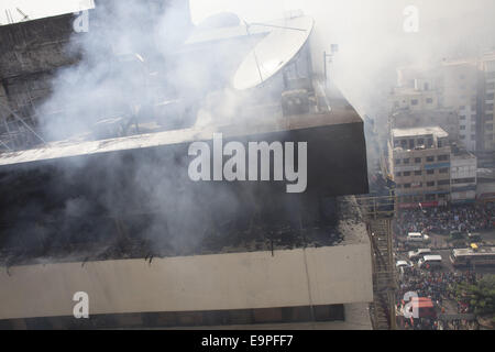 Dhaka, Bangladesh. 31 octobre, 2014. Un terrible incendie s'est déclaré dans le bureau du Bangla Desh Amar quotidien national installé au Bangladesh et en acier Engineering Corporation (CEMN) bâtiment dans la capitale le service incendie Kawran Bazar.sources, un total de 20 unités de lutte contre l'incendie accouru sur les lieux, et s'efforcent de rendre l'incendie sous contrôle.Plus tôt on Fév 26, 2007, les bureaux de 10 institutions y compris unités de médias la NTV, RTV et Amar Desh ont été détruits dans un incendie dans le même bâtiment. Zakir Hossain Chowdhury Crédit : Fil/ZUMA/Alamy Live News Banque D'Images