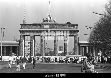 Les passants sont devant le Mur de Berlin à la porte de Brandebourg à Berlin, Allemagne, 12 mars 1987. Photo : Wolfgang Kumm/dpa Banque D'Images