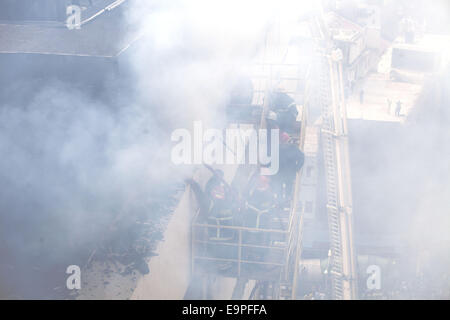 Dhaka, Bangladesh. 31 octobre, 2014. Fire man essaie de controll incendie à l'aide de l'eau.Un incendie a éclaté dans l'office de tourisme de Bangla Desh Amar quotidien national installé au Bangladesh et en acier Engineering Corporation (CEMN) bâtiment dans la capitale le service incendie Kawran Bazar.sources, un total de 20 unités de lutte contre l'incendie accouru sur les lieux, et s'efforcent de rendre l'incendie sous contrôle.Plus tôt on Fév 26, 2007, les bureaux de 10 institutions y compris unités de médias la NTV, RTV et Amar Desh ont été détruits dans un incendie dans le même bâtiment. (Crédit Image : © Zakir Hossain Chowdhury/ZUMA Banque D'Images