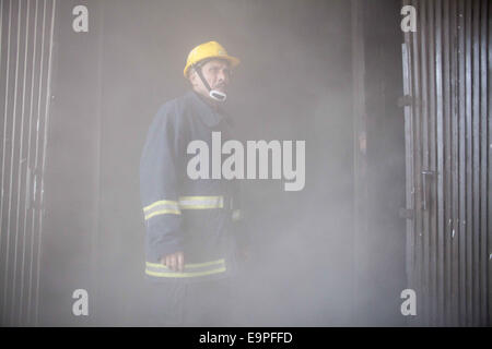 Dhaka, Bangladesh. 31 octobre, 2014. Un incendie l'homme à se préparer à entrer à l'intérieur de l'édifice tiré.Un terrible incendie s'est déclaré dans le bureau du Bangla Desh Amar quotidien national installé au Bangladesh et en acier Engineering Corporation (CEMN) bâtiment dans la capitale le service incendie Kawran Bazar.sources, un total de 20 unités de lutte contre l'incendie accouru sur les lieux, et s'efforcent de rendre l'incendie sous contrôle.Plus tôt on Fév 26, 2007, les bureaux de 10 institutions y compris unités de médias la NTV, RTV et Amar Desh ont été détruits dans un incendie dans le même bâtiment. (Crédit Image : © Zakir Hoss Banque D'Images