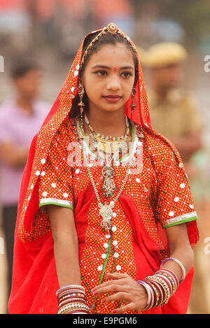 Le Rajasthan, Inde. 31 octobre, 2014. Un étudiant local prend part à l'ouverture de la Camel Fair de Pushkar du Rajasthan, Inde, le 31 octobre 2014. Des milliers de commerçants de bétail venu à la traditionnelle foire annuelle de chameau où le bétail, principalement des chameaux, sont échangées. Ce salon est l'une des plus grandes foires de chameau. Credit : Zheng Huansong/Xinhua/Alamy Live News Banque D'Images