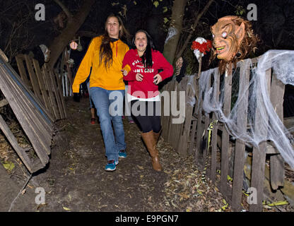 Montréal, Canada. 30Th Oct, 2014. Peur les filles réagissent dans l'Halloween Haunted Woods sur la réserve mohawk de Kahnawake, près de Montréal, Canada, le 30 octobre 2014. Plus de 10 bénévoles portant des costumes effrayante effrayer et divertir les visiteurs durant la saison d'Halloween ici. Les deux jours d'activités collecte également de la nourriture et des dons pour la banque alimentaire locale. Crédit : Andrew Soong/Xinhua/Alamy Live News Banque D'Images