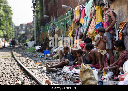 La vie de famille dans les bidonvilles le long du rail dans le Nord de Kolkata, West Bengal, India Banque D'Images